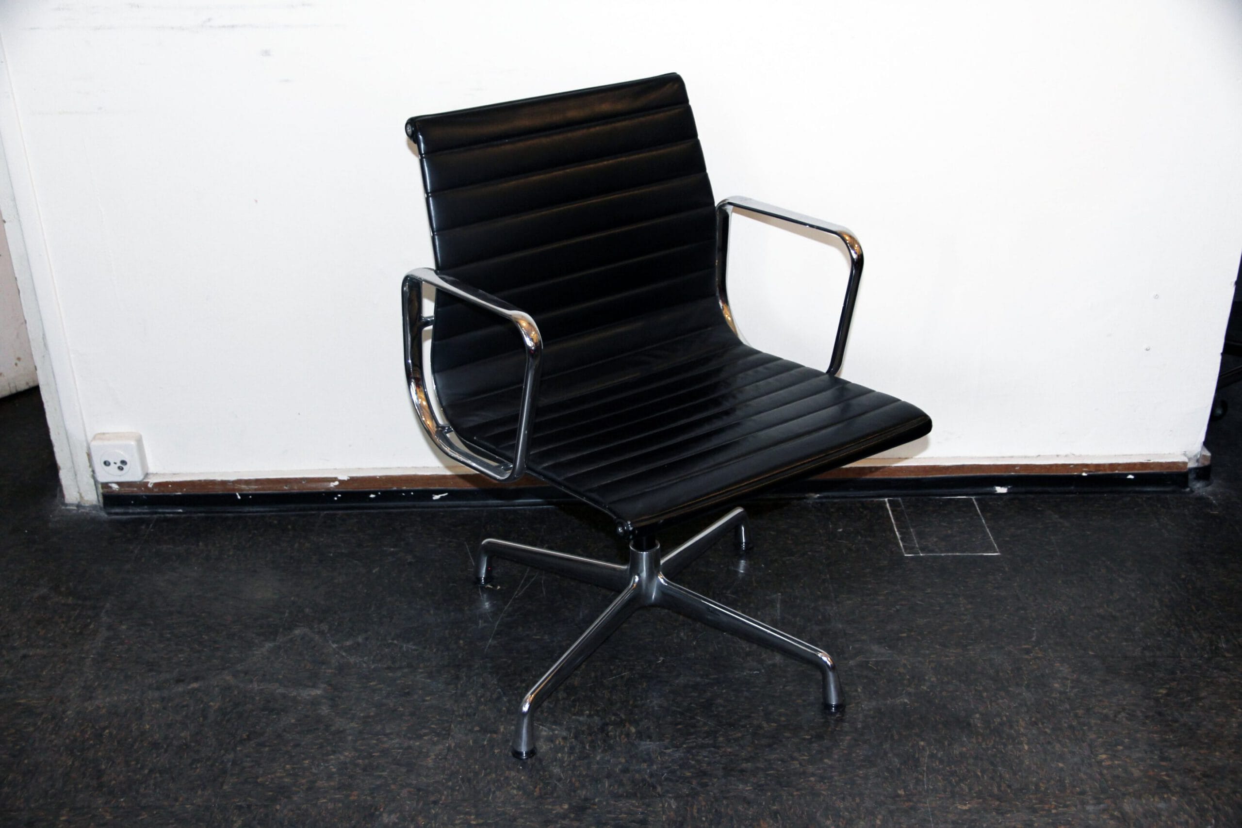 Aluminium Chair EA 108 - Charles & Ray Eames