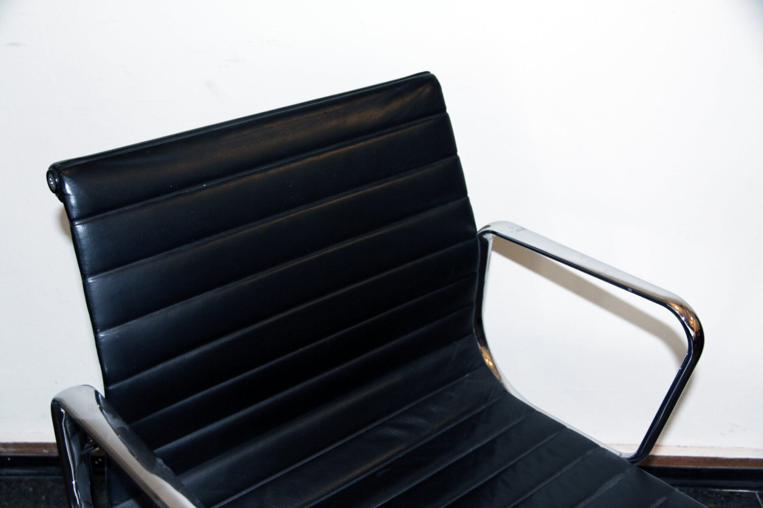 Aluminium Chair EA 108 - Charles & Ray Eames