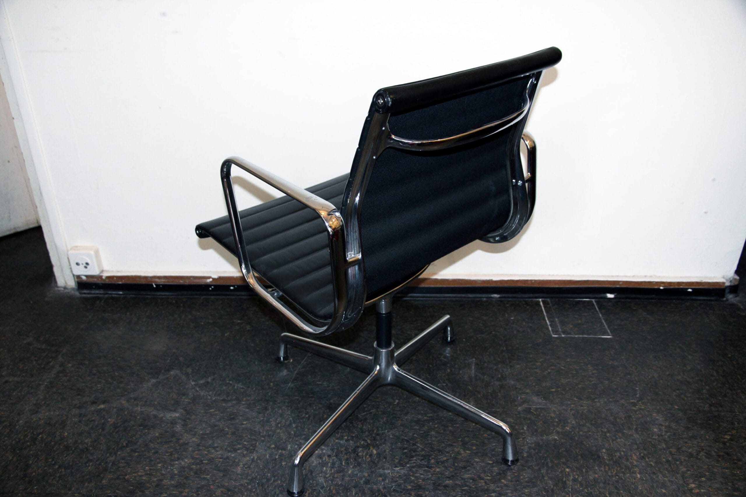 Aluminium Chair EA 108 - Charles & Ray Eames