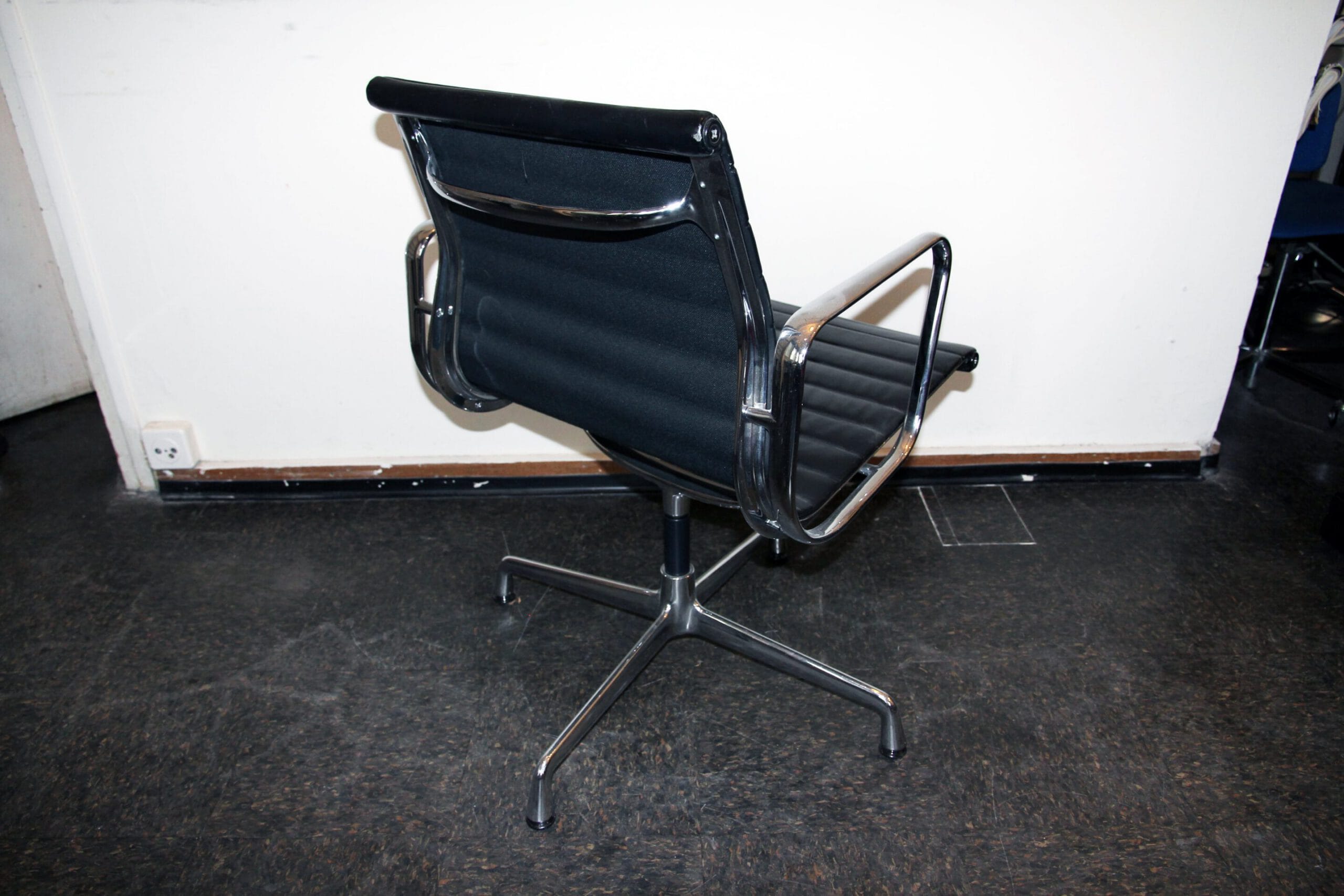 Aluminium Chair EA 108 - Charles & Ray Eames