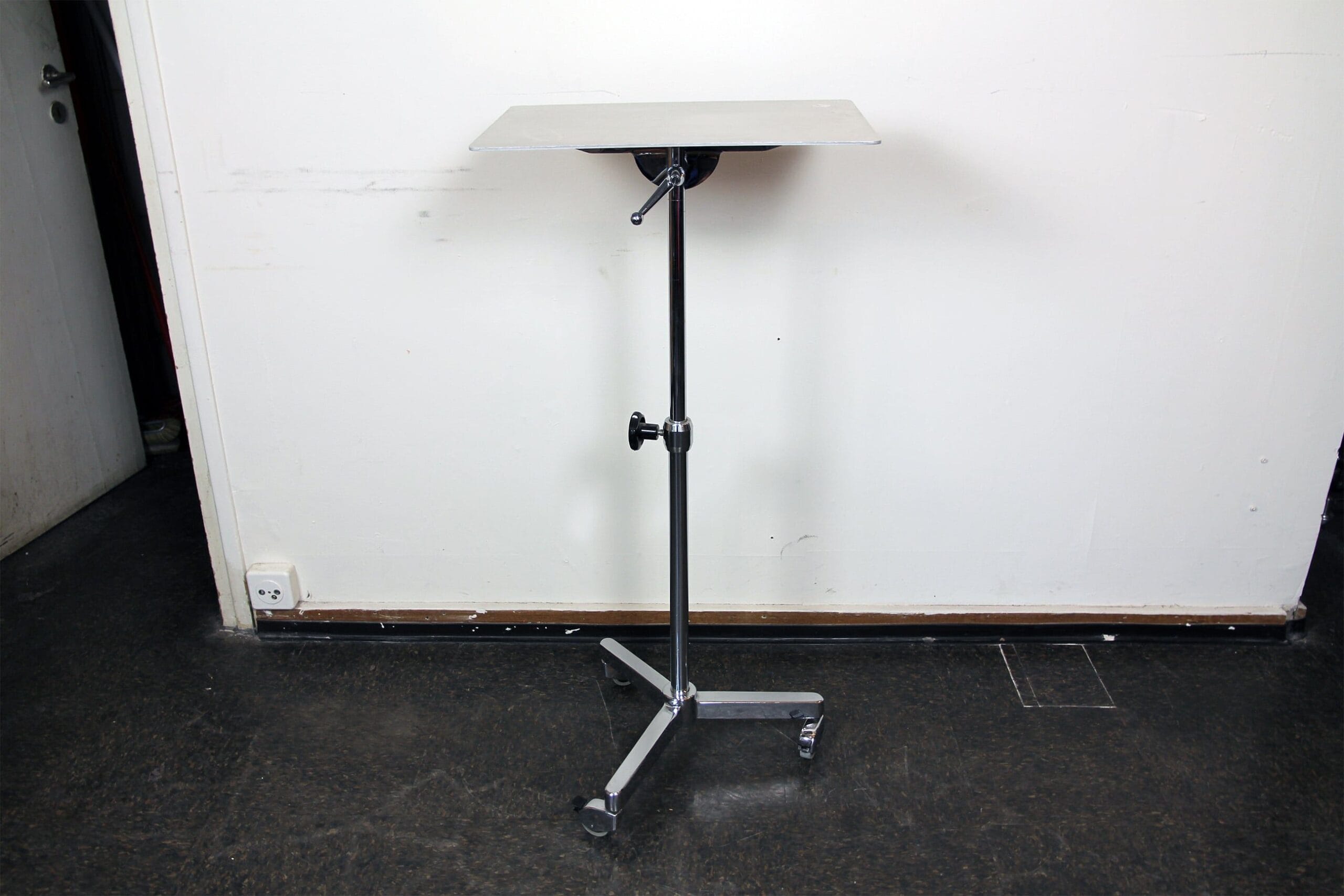 Table d'appoint sur roulettes