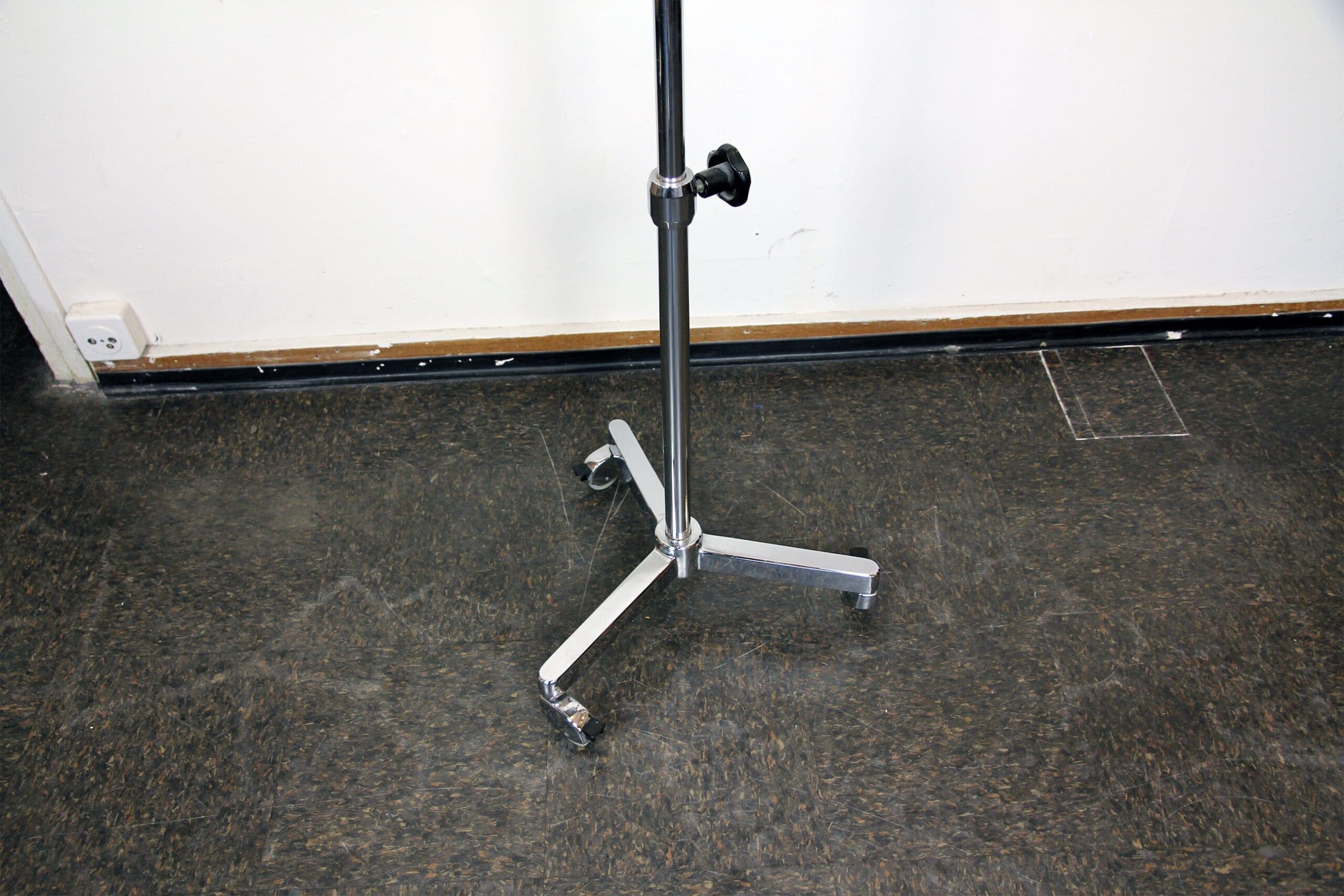 Table d'appoint sur roulettes