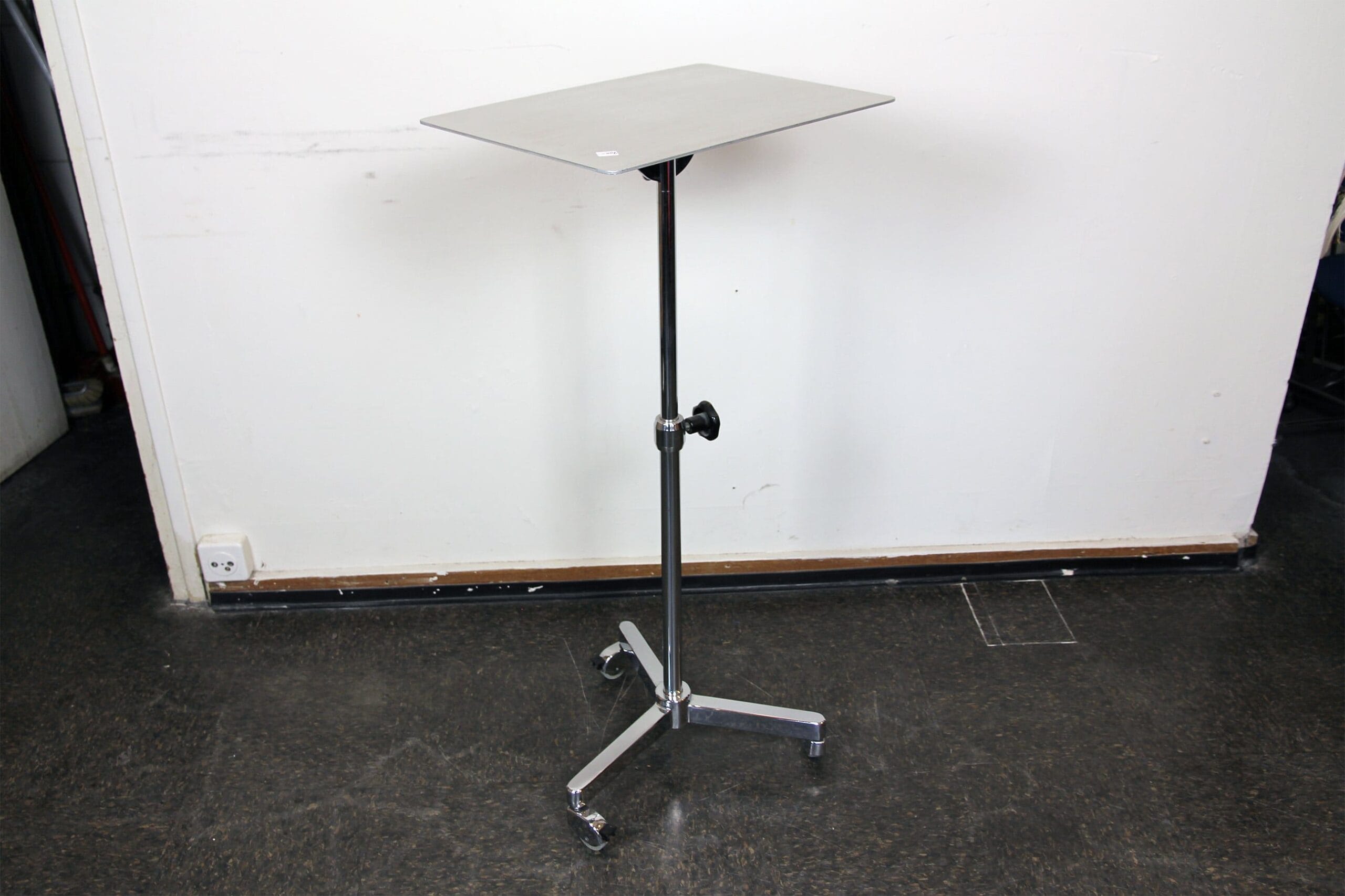 Table d'appoint sur roulettes