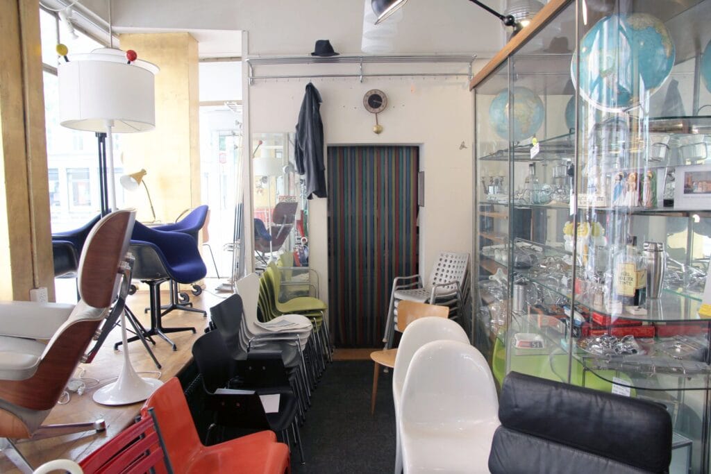 hannibal laden innen sessel, stühle und vitrine