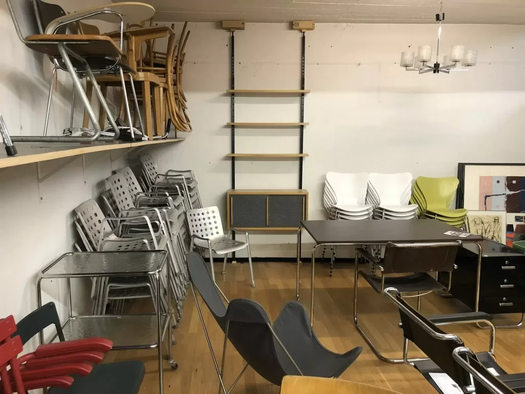 hannibal laden innen schaulager stühle