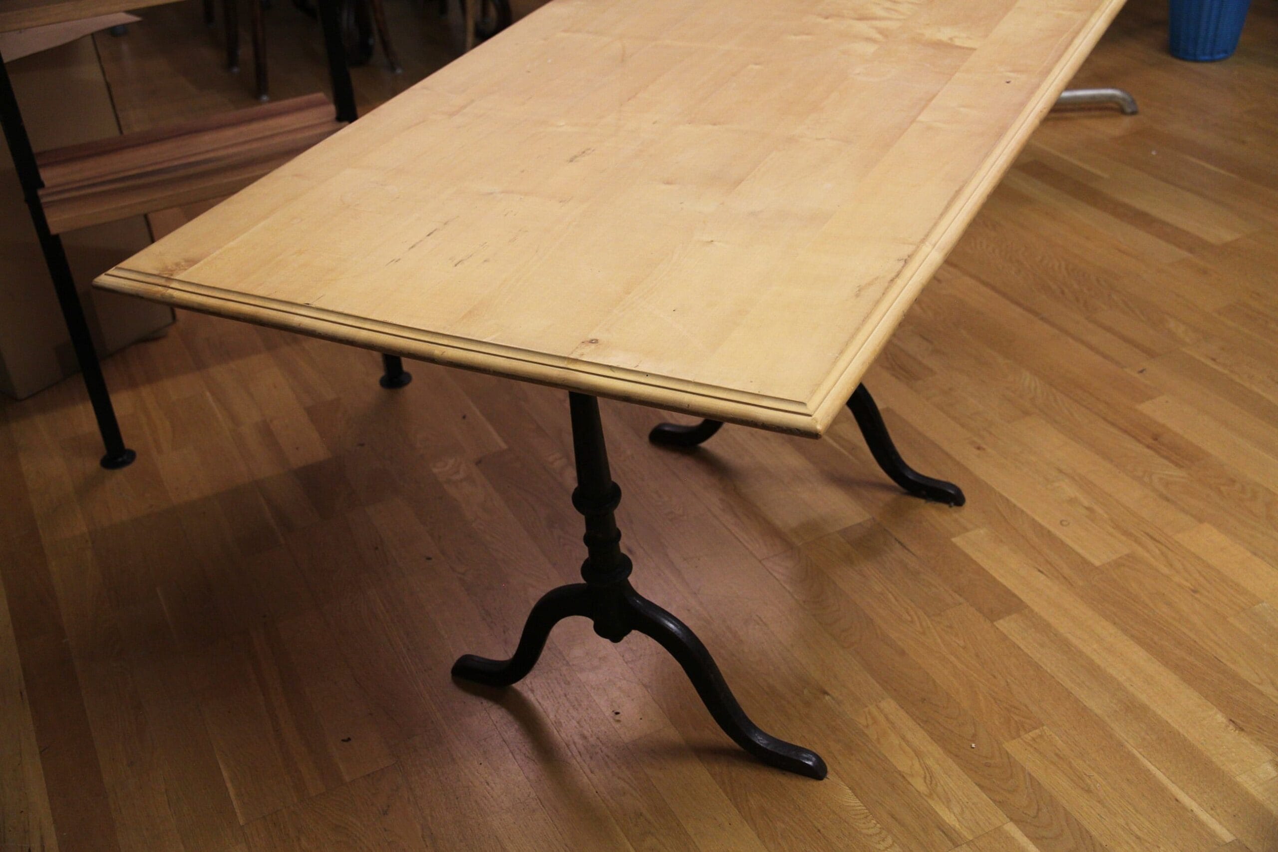 Holztisch mit Gusseisenfüsse