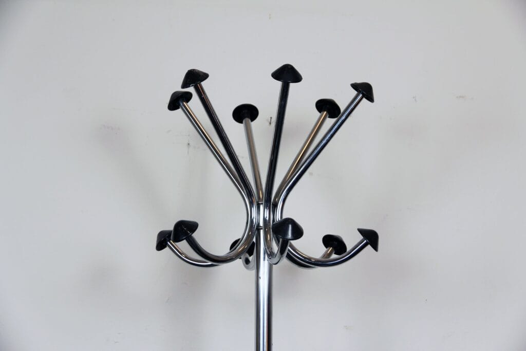 Rotating coat rack
