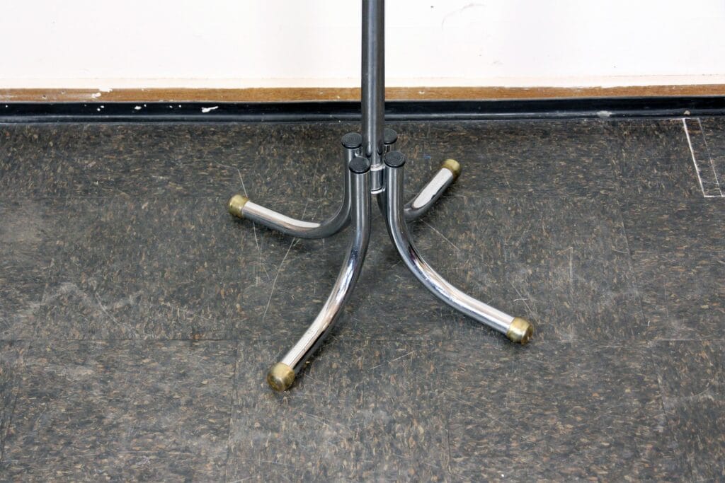 Rotating coat rack