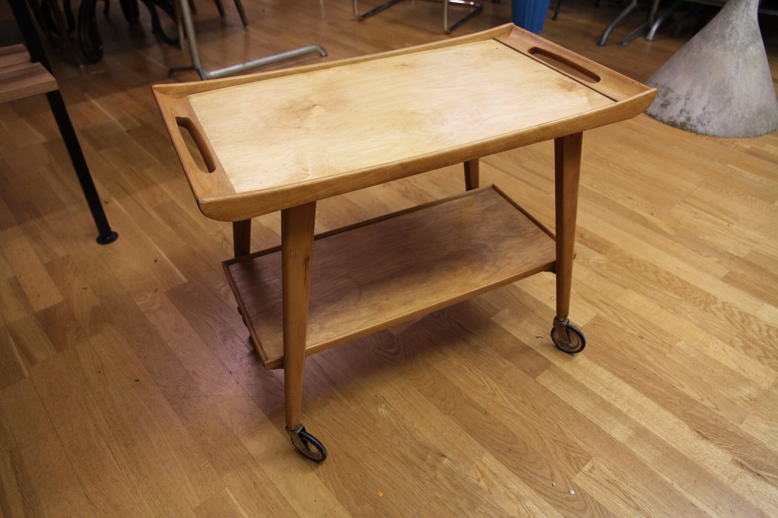 Serving trolley