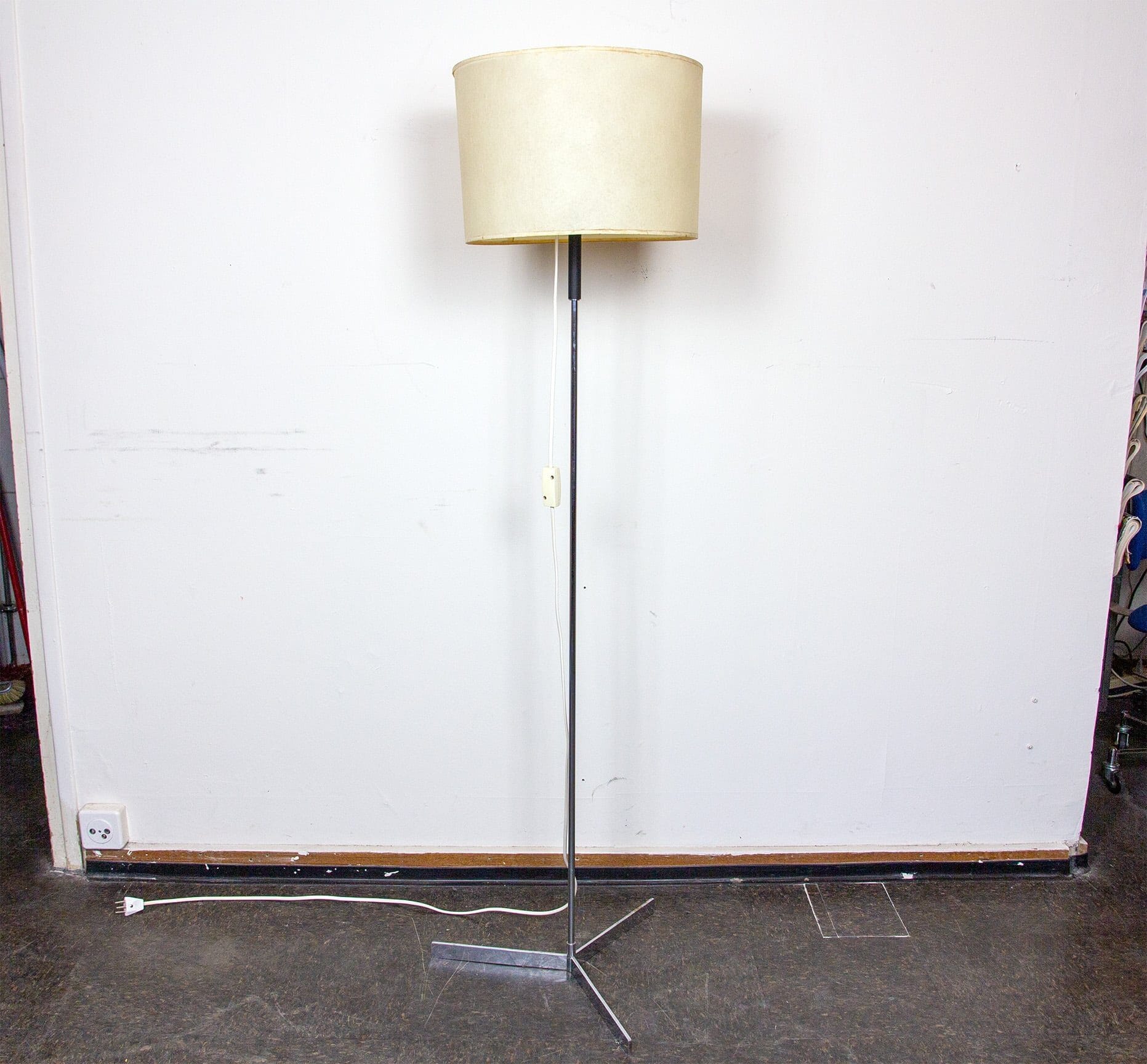 Floor lamp with lampshade