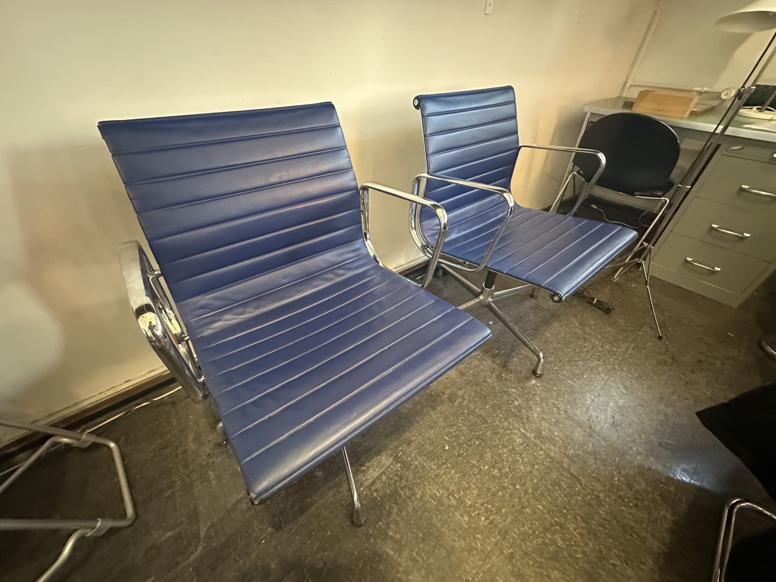 Aluminium Chair EA 108 – Charles & Ray Eames