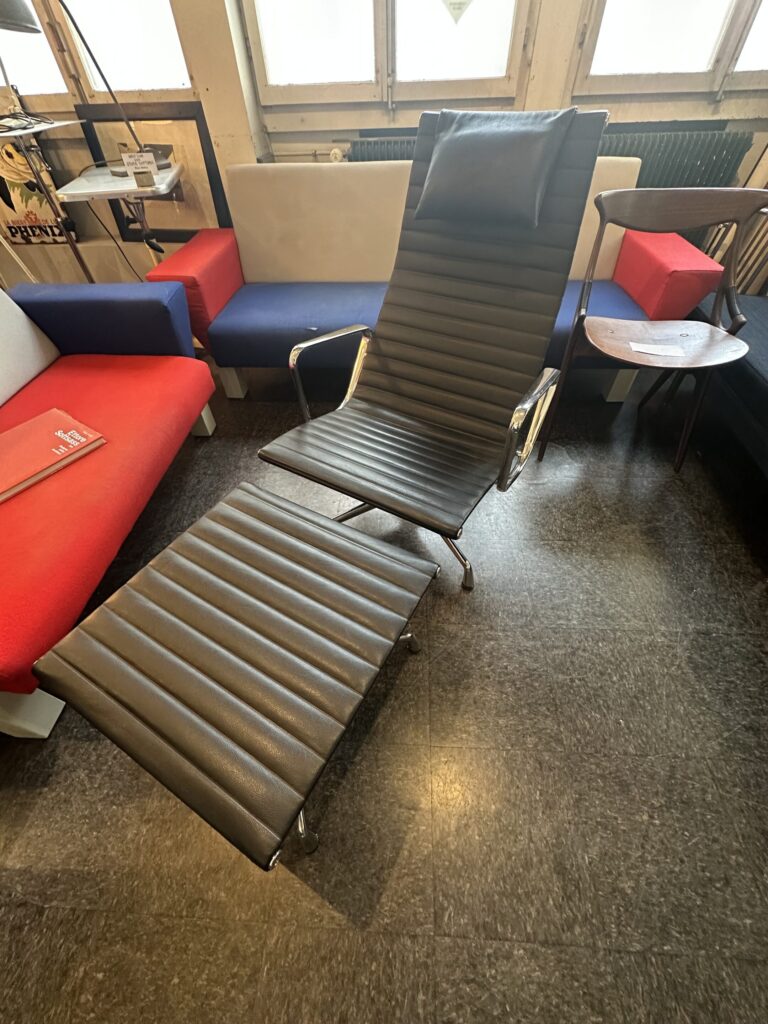 Drehsessel EA 124