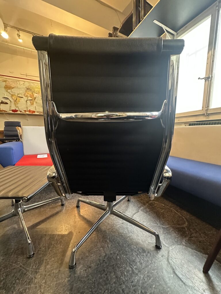 Drehsessel EA 124
