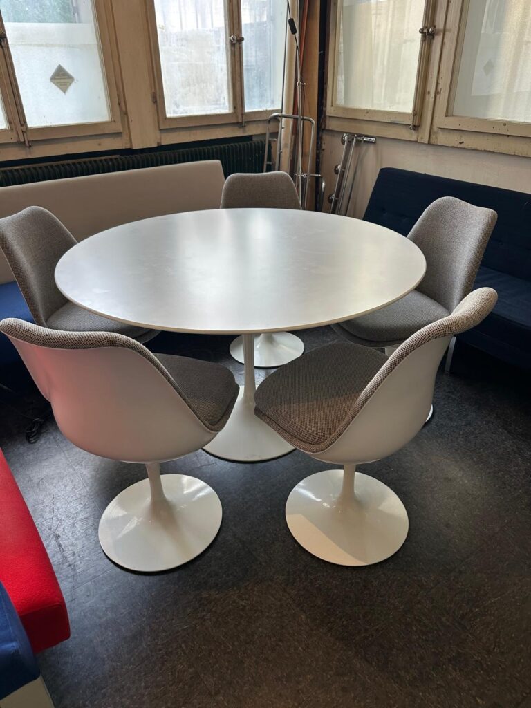 Saarinen Tulip Tisch und Stühle
