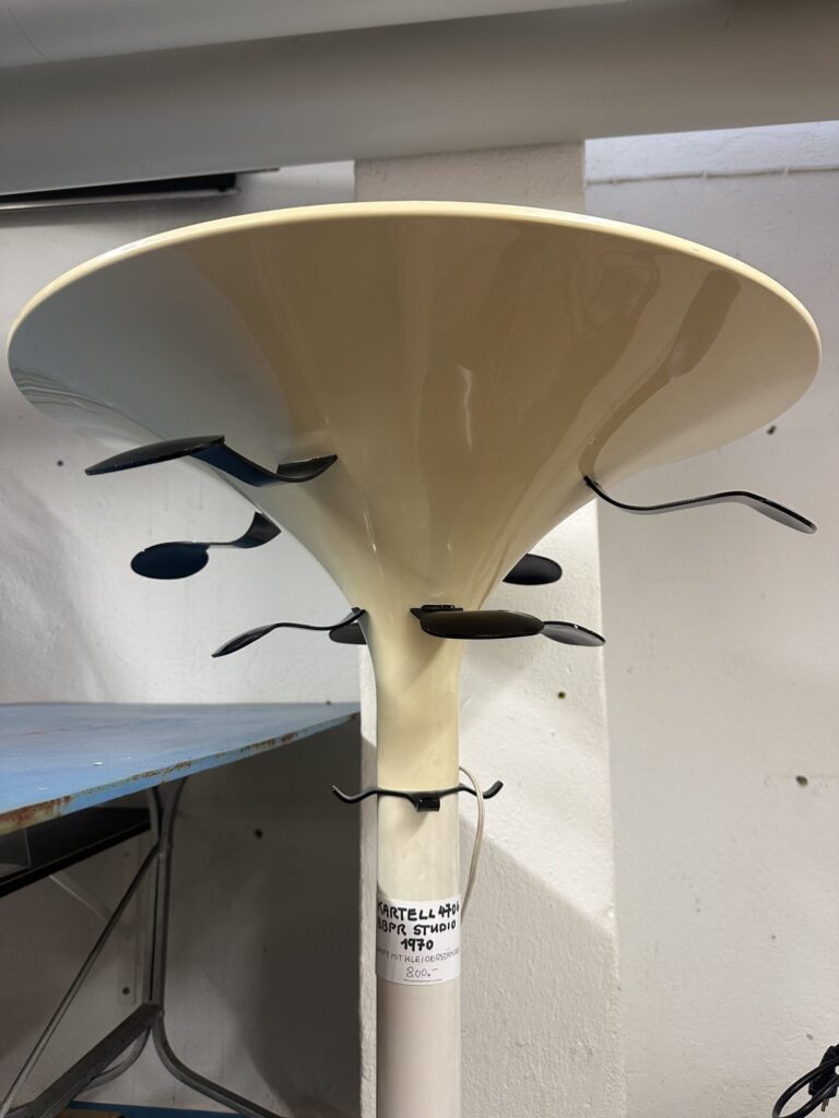 Modell 4706 Garderobenständer mit Lampe