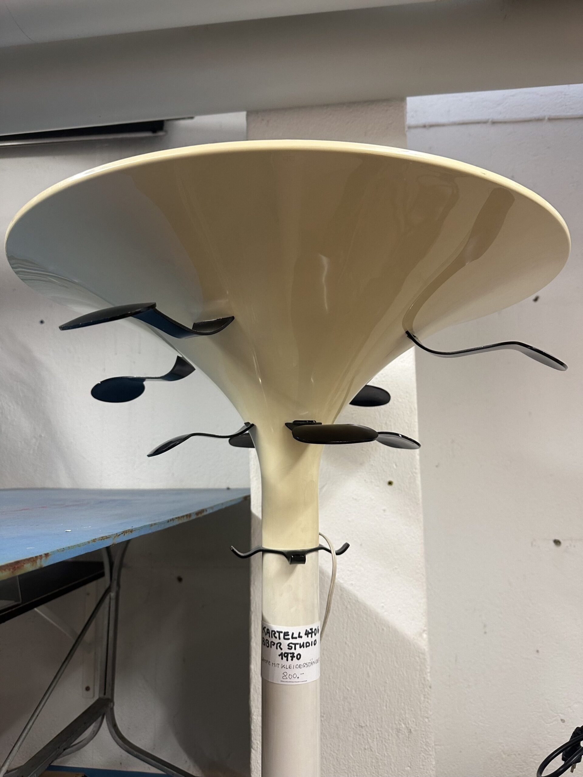Modell 4706 Garderobenständer mit Lampe – Studio BBPR