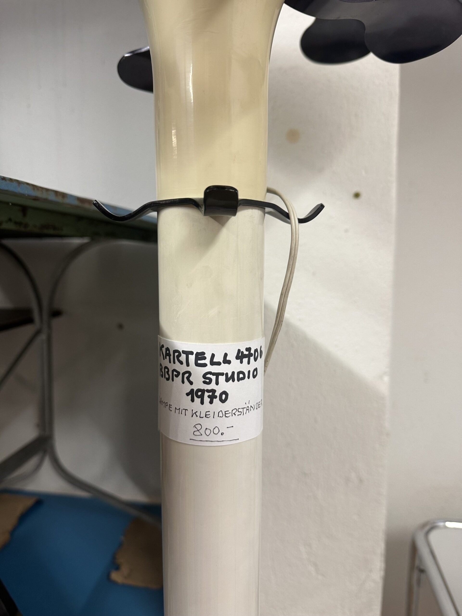 Modell 4706 Garderobenständer mit Lampe – Studio BBPR